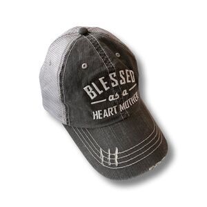 “Heart Mom” Embroidered Gray Trucker Cap • OSFM • NWOT